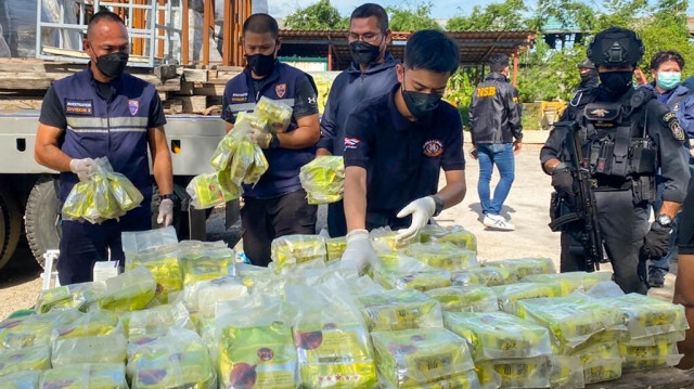 La police montrant des paquets de thé, dans lesquels étaient cachés des cristaux de méthamphétamine, placés dans une réplique de statue de l'île de Pâques, à Laem Chabang, à une cinquantaine de kilomètres au sud-est de Bangkok en 2022.