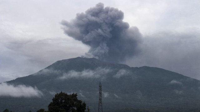 Le Mont Marapi lors d'une éruption, vue depuis le village de Batu Palano à Agam.