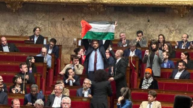 Le député français, Stéphane Delogu brandit le drapeau palestinien à l'Assemblée nationale, en France.