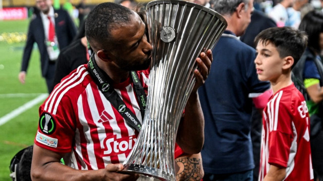 L'attaquant marocain de l'Olympiakos, Ayoub El Kaabi, embrasse le trophée après avoir remporté la finale de la Ligue Europa Conférence de l'UEFA entre l'Olympiakos et la Fiorentina, à Athènes, le 29 mai 2024.