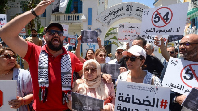 Des journalistes tunisiens portent des pancartes et crient des slogans lors d'une manifestation à Tunis le 27 mai 2024. 