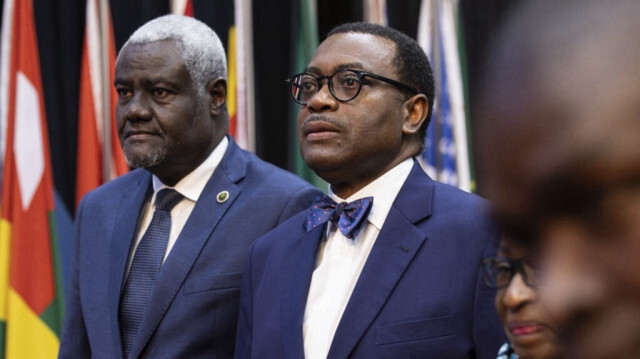 Le président de la Commission de l'Union africaine Moussa Faki (G) et le président de la Banque africaine de développement (BAD) Akinwumi Adesina (D) se réunissent lors de l'assemblée annuelle de la Banque africaine de développement (BAD) au Kenyatta International Convention Centre (KICC) à Nairobi, le 29 mai 2024.