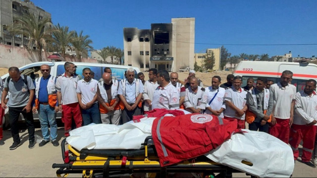 Les équipes du Croissant-Rouge palestinien inhument les corps de leurs collègues ambulanciers qui ont été tués par les forces d'occupation israéliennes alors qu'ils accomplissaient leurs tâches humanitaires à Gaza, le 30 mai 2024.
