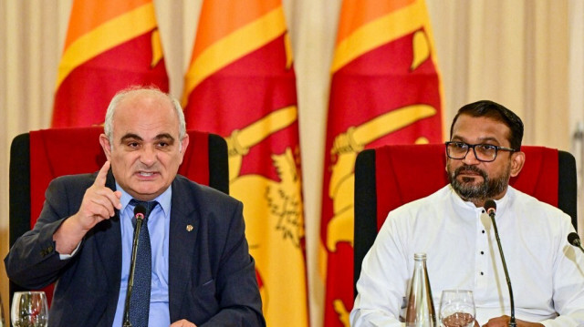 L'ambassadeur de Russie au Sri Lanka, Levan Dzhagaryan (à gauche), lors d'une conférence de presse conjointe avec le ministre d'État aux affaires étrangères du Sri Lanka, Tharaka Balasuriya, à Colombo, le 30 mai 2024.