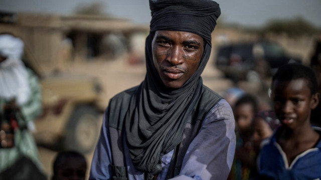 Un homme Wodaabe, le visage couvert de tatouages traditionnels, fait une pause au marché hebdomadaire de Bermo le 25 juin 2019.