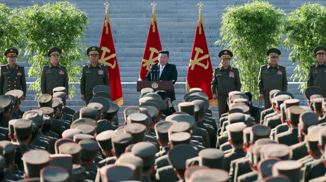 Le dirigeant nord-coréen Kim Jong Un prononçant un discours lors d'une visite à l'Académie des sciences de la défense nationale pour célébrer son 60e anniversaire, à Pyongyang, le 29 mai 2024.
