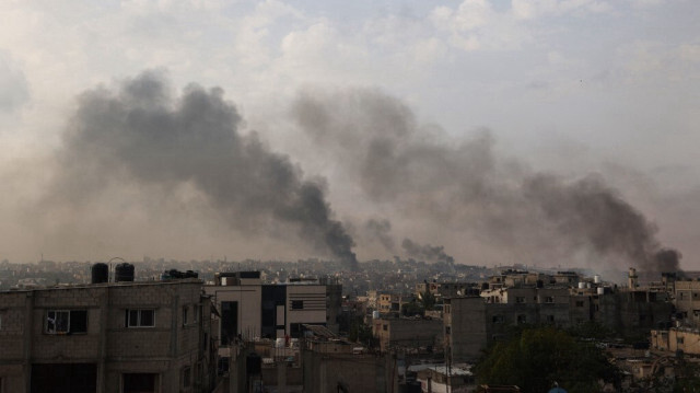 Des volutes de fumée s'élèvent à la suite de frappes israéliennes dans la ville de Rafah, dans le sud de la bande de Gaza.