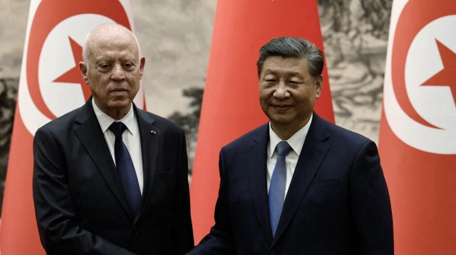 Le président chinois Xi Jinping (à droite) serre la main du président tunisien Kais Saied lors d'une cérémonie de signature au Grand Hall du Peuple à Pékin, le 31 mai 2024.