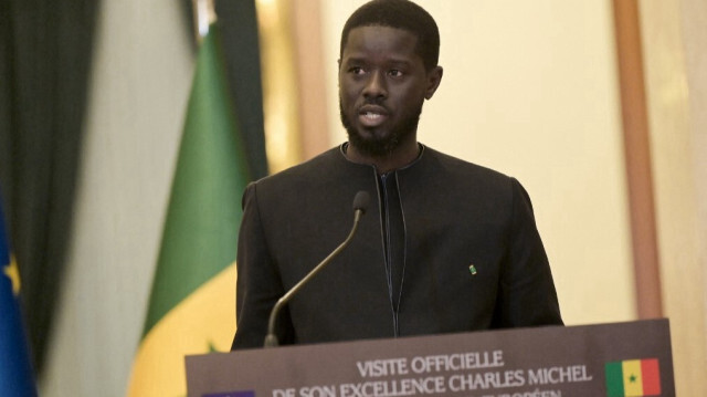 Le président sénégalais Bassirou Diomaye Faye s'exprimant lors d'une conférence de presse avec Charles Michel, président du Conseil européen, le 22 avril 2024 au Palais de la République à Dakar après leur rencontre.