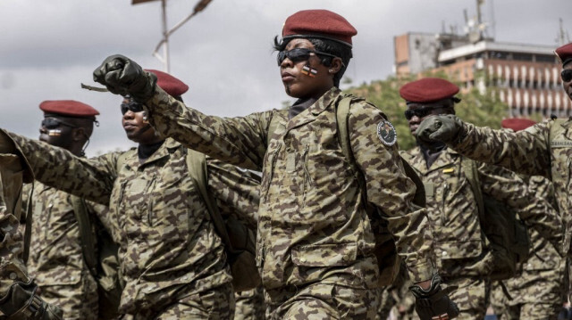 Des soldats des forces spéciales centrafricaines défilent lors de la parade militaire organisée pour célébrer le 64e anniversaire de l'indépendance de la République centrafricaine, à Bangui, le 1er décembre 2022.