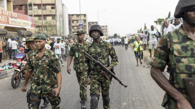 Des officiers de l'armée nigériane patrouillent lors d'un rassemblement pour le candidat à la présidence du All Progressives Congress (APC), Bola Ahmed Tinubu, au Teslim Balogun Stadium à Lagos, le 21 février 2023, avant l'élection présidentielle nigériane prévue pour le 25 février 2023.