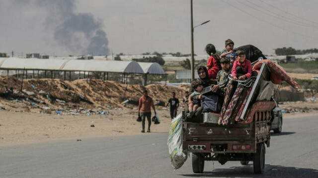 Une famille palestinienne déplacée de force en raison des bombardements israéliens, à Rafah, dans le sud de la bande de Gaza, le 29 mai 2024.