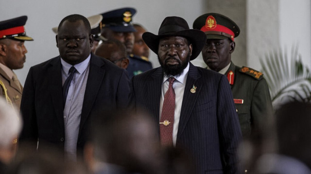 Le président du Sud-Soudan, Salva Kiir (2e à droite), arrive à la State House de Nairobi le 9 mai 2024, lors du lancement d'un nouveau cycle de négociations de paix avec les groupes rebelles. 