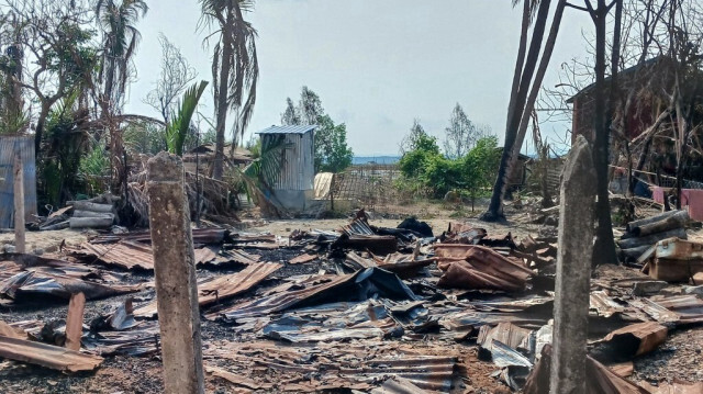 Une maison détruite et des arbres brûlés suite aux combats entre l'armée du Myanmar et le groupe armé de la minorité ethnique Arakan Army (AA) dans un village du canton de Minbya, dans l'ouest de l'État de Rakhine, le 21 mai 2024.