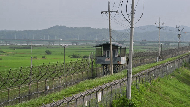 Un poste de garde militaire sud-coréen est vu depuis le parc de la paix Imjingak dans la ville frontalière de Paju avec la Corée du Nord, le 19 juillet 2023.