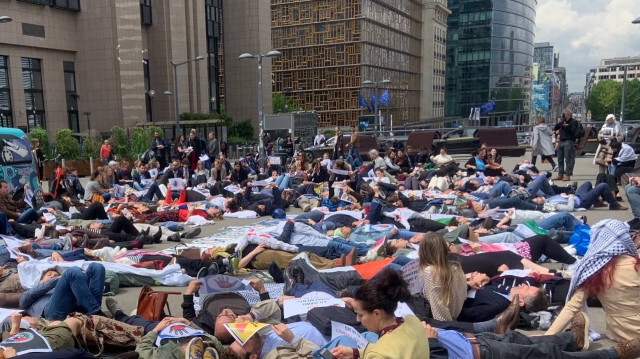 Les employés allongés exigent le respect du droit international et un cessez-le-feu immédiat dans la bande de Gaza, à Bruxelles, le 30 mai 2024.