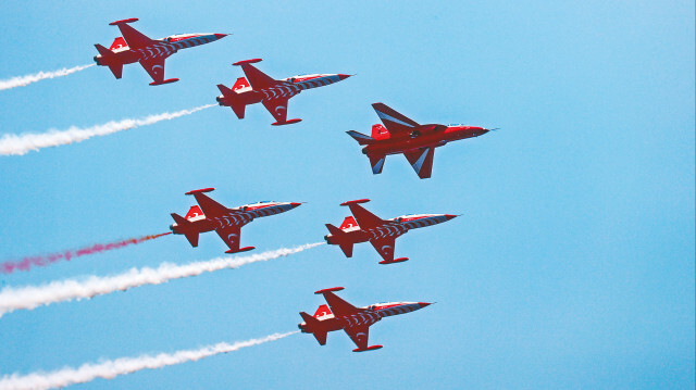 Türk Yıldızları ve Hürjet, Müşterek Fiili Atışlı Arazi Tatbikatı kapsamında gösteri uçuşu gerçekleştirdi.