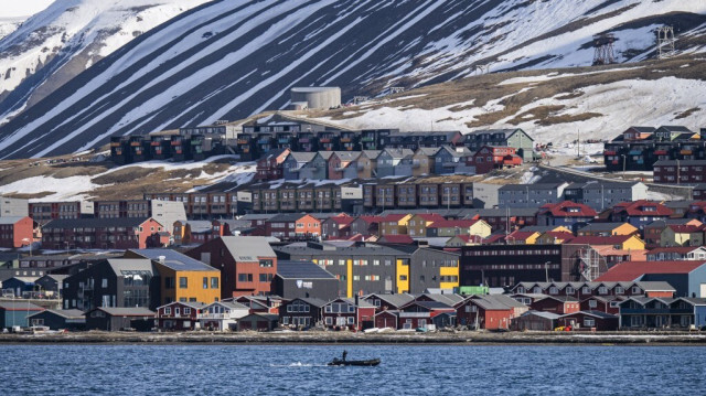 Vue de Longyearbyen, située sur l'île de Spitsbergen, dans l'archipel du Svalbard, au nord de la Norvège.  