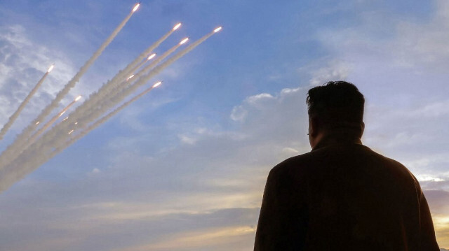 Le dirigeant nord-coréen Kim Jong Un en train d'observer une salve de tirs d'artillerie de roquettes super-larges de 600 mm, dans un lieu non confirmé en Corée du Nord, le 31 mai 2024.