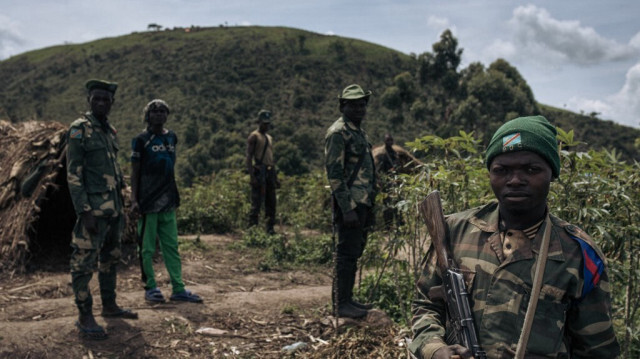 Militants "Mai-Mai" et soldats des FARDC (Forces armées de la RDC) sur une position militaire de première ligne au-dessus de la ville de Kibirizi, contrôlée par la rébellion du M23, province du Nord-Kivu, est de la République démocratique du Congo, le 14 mai 2024. 