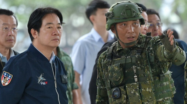 Le président taïwanais Lai Ching-te écoute un officier de l'armée lors de l'inspection du personnel militaire à la base aérienne de Hualien, le 28 mai 2024.