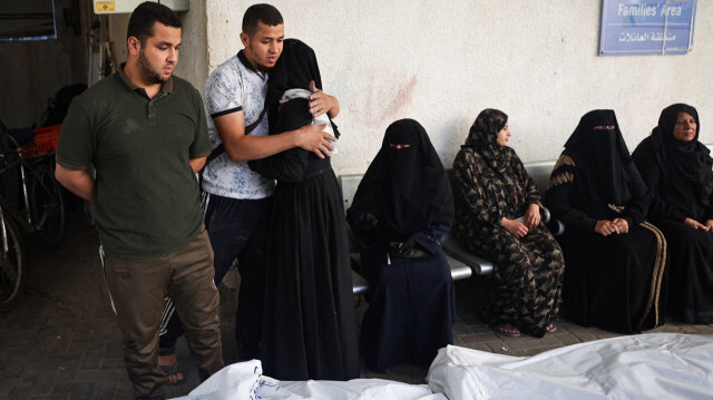 Des parents de Palestiniens tués lors de bombardements israéliens pleurant près de leurs corps dans la cour de l'hôpital Al-Najjar à Rafah, dans le sud de la bande de Gaza, le 3 mai 2024, dans le cadre du conflit actuel entre Israël et le mouvement Hamas.