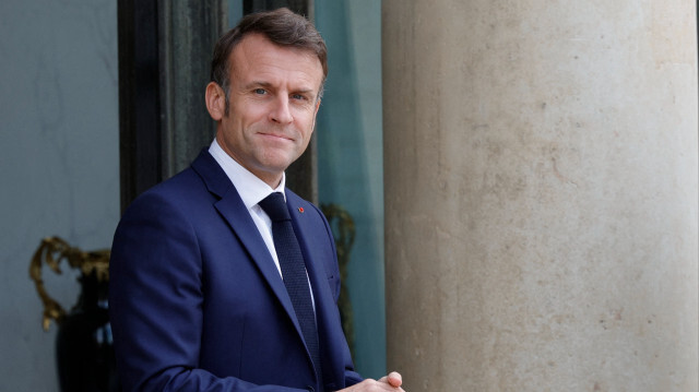 Le président français Emmanuel Macron attendant de saluer le premier ministre estonien au palais de l'Élysée à Paris, le 3 mai 2024.