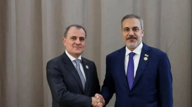 وزير الخارجية التركي يلتقي نظيره الأذربيجاني في بانجول