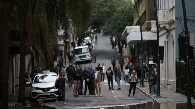 Des personnes observant une rue inondée dans le centre historique de Porto Alegre, dans l'État du Rio Grande do Sul, au Brésil, le 3 mai 2024. Le président brésilien Luiz Inacio Lula da Silva s'est rendu jeudi dans le sud du pays, où des inondations et des coulées de boue provoquées par des pluies torrentielles ont tué 29 personnes, et où le bilan devrait s'alourdir.