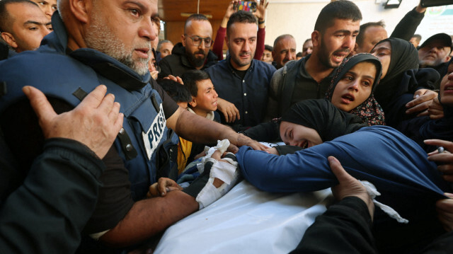 La veuve (à droite) de Hamza Wael Dahdouh, journaliste de la chaîne de télévision Al Jazeera, et son père, Wael Al-Dahdouh, chef du bureau d'Al Jazeera à Gaza (à gauche), se recueillant sur son corps lors de ses funérailles, après qu'il ait été tué lors d'une frappe aérienne israélienne à Rafah, dans la bande de Gaza, le 7 janvier 2024. Le 2 mai, l'UNESCO a décerné son prix mondial de la liberté de la presse à tous les journalistes palestiniens qui couvrent la guerre à Gaza.