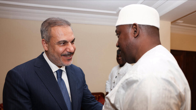 Le président gambien, Adama Barrow, a reçu le ministre turc des affaires étrangères Hakan Fidan, à Banjul, où il s'est rendu pour assister au 15e sommet de l'Organisation de la coopération islamique. 
