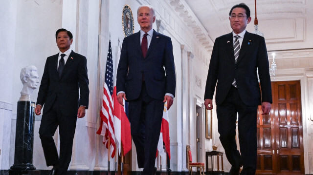 Le président américain Joe Biden se rendant à une réunion trilatérale avec le Premier ministre japonais Fumio Kishida (à droite) et le président philippin Ferdinand Marcos Jr. (à gauche) à la Maison Blanche à Washington, DC, le 11 avril 2024.