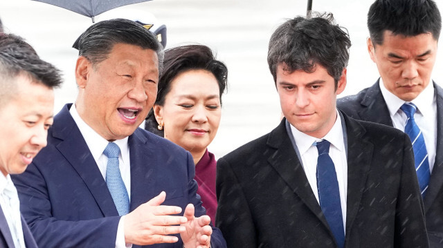 Le Premier ministre français Gabriel Attal accueillant le président chinois Xi Jinping et son épouse Peng Liyuan à leur arrivée pour une visite d'État officielle de deux jours, à l'aéroport d'Orly, au sud de Paris, le 5 mai 2024. Le président chinois Xi Jinping est arrivé en France le 5 mai 2024 pour une visite d'État organisée par Emmanuel Macron, au cours de laquelle le dirigeant français tentera de pousser son homologue sur des questions allant de l'Ukraine au commerce.