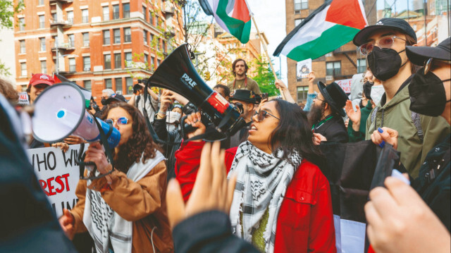Filistin’e destek veren New York Üniversitesi (NYU) öğrencileri Manhattan’daki kampüs önünde gösterilere devam ediyor. Öğrenciler üniversitelerinin İsrail’e silah sağlayan şirketlerle ilişkilerini kesmesini istiyor.