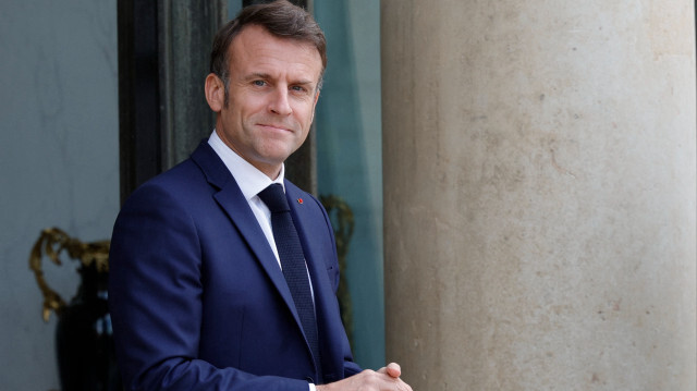 Le président français Emmanuel Macron attendant de saluer le premier ministre estonien au palais de l'Élysée à Paris, le 3 mai 2024.