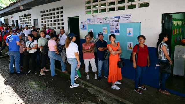 Des personnes font la queue pour voter dans un bureau de vote à Panama City, le 5 mai 2024, lors de l'élection présidentielle au Panama.