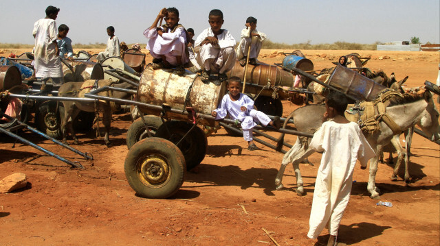Le 4 mai 2024, des enfants font la queue à un puits d'eau souterraine récemment creusé dans l'État de Gedaref, dans l'est du Soudan, alors que les combats se poursuivent entre l'armée soudanaise et les forces paramilitaires de soutien rapide.
