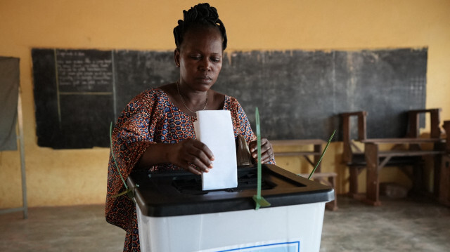Une électrice vote dans un bureau de vote à l'école primaire publique Hedzranawoe à Lomé, le 29 avril 2024, lors des élections législatives au Togo. 