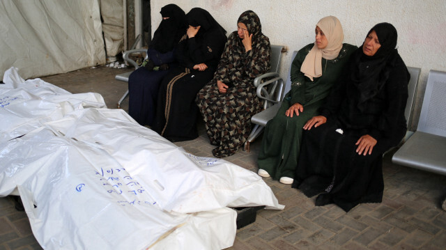 Des parents de Palestiniens tués lors de bombardements israéliens pleurant près de leurs corps dans la cour de l'hôpital Al-Najjar à Rafah, dans le sud de la bande de Gaza, le 3 mai 2024, dans le cadre du conflit actuel entre Israël et le mouvement Hamas.