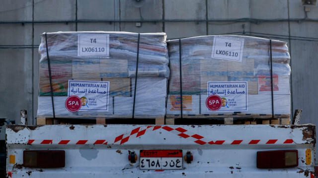Des boîtes d'aide humanitaire portant le logo de World Central Kitchen (WCK) sont photographiées sur le plateau d'un camion de marchandises égyptien au poste frontière de Kerem Shalom dans la bande de Gaza, le 1er mai 2024.