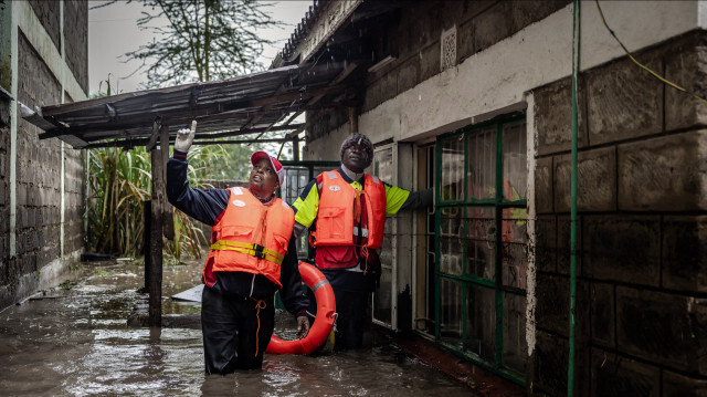Des membres de la Croix-Rouge kenyane évaluent une zone touchée par les inondations tout en cherchant des résidents piégés dans leurs maisons à la suite de pluies torrentielles à Kitengela, le 1er mai 2024. Le nombre de personnes ayant perdu la vie dans des inondations dévastatrices au Kenya depuis le mois de mars s'élève à 188, et des dizaines d'autres sont toujours portées disparues, a déclaré le ministère de l'intérieur le 2 mai 2024. Les pluies torrentielles au Kenya et dans d'autres pays d'Afrique de l'Est ont causé des ravages mortels, avec des inondations et des glissements de terrain forçant les gens à quitter leurs maisons, détruisant les routes, les ponts et d'autres infrastructures.