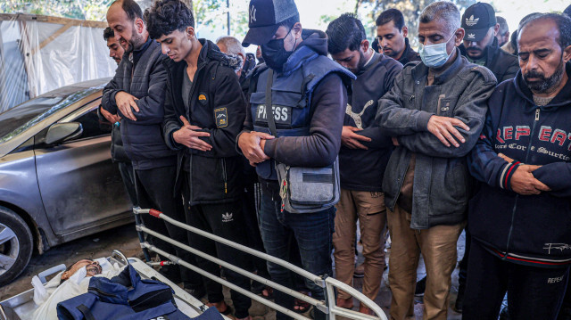 Des proches et des collègues du journaliste Akram al-Shafei, qui a succombé à ses blessures dans la ville de Gaza en novembre, priant devant son corps à l'hôpital européen de Khan Yunis, dans le sud de la bande de Gaza, le 6 janvier 2024, alors que les combats se poursuivent entre Israël et le groupe militant palestinien Hamas. Le 2 mai, l'UNESCO a décerné son prix mondial de la liberté de la presse à tous les journalistes palestiniens qui couvrent la guerre à Gaza.