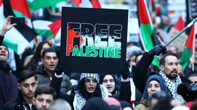 Des manifestants lors d'un rassemblement de solidarité avec les Palestiniens à Berlin, en Allemagne, le 18 novembre 2023.