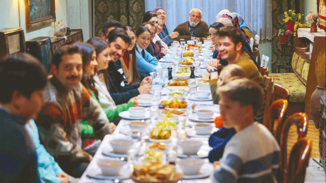 TRT’de yayınlanan Gönül Dağı dizisinde de sık sık kalabalık aile sofralarının olduğu
sahneler yer alıyor.