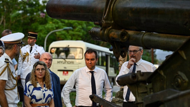 Le ministre français de la Défense Sebastien Lecornu se tient près d'un canon français gardé comme relique de guerre alors qu'il visite un site de la bataille de Dien Bien Phu dans la ville de Dien Bien Phu le 6 mai 2024.