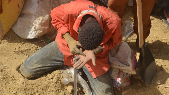 Un homme regarde dans sa main alors que des centaines de personnes cherchent de l'or le 25 avril 2017 à Kafa-Koira, au sud de Niamey. 