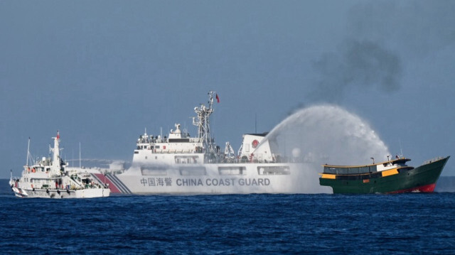 Cette photo prise le 5 mars 2024 montre des navires de la Garde côtière chinoise déployant des canons à eau à l'armée philippine affrété Unaizah le 4 mai (à droite) lors de sa mission d'approvisionnement à Second Thomas Shoal dans les eaux contestées de la mer de Chine méridionale. 