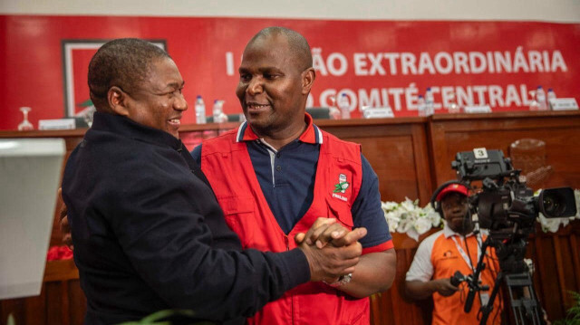 Le président mozambicain, Filipe Nyusi (à gauche), et le candidat investi de son parti le Frelimo pour l'élection présidentielle d'octobre 2024, Daniel Chapo (à droite).