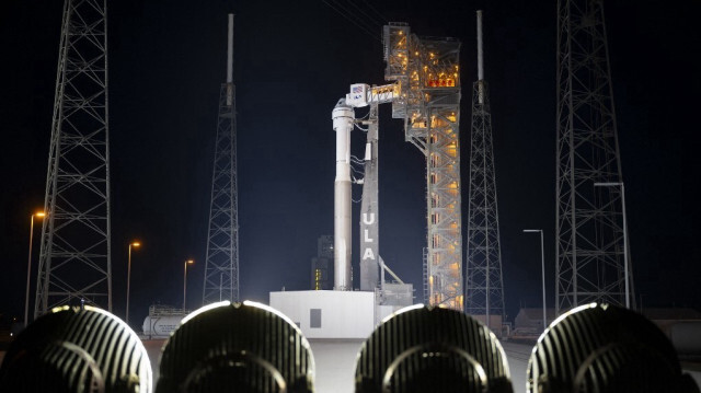 La NASA montre une fusée Atlas V de la United Launch Alliance avec le vaisseau spatial CST-100 Starliner de Boeing à bord sur la rampe de lancement éclairée par des projecteurs au complexe de lancement spatial 41 avant le Boeing Crew Flight Test de la NASA, le 5 mai 2024 à la station de force spatiale de Cap Canaveral en Floride.