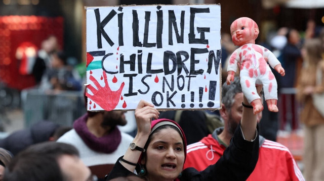 Une jeune femme proteste contre l'infanticide à Gaza lors d'une manifestation en solidarité avec les Palestiniens, à Strasbourg, le 28 octobre 2023.